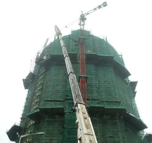 西工吊车在工地上作业